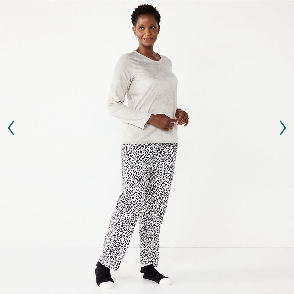 NWT Croft & Barrow Velour Long Sleeve Pajama Set (top, bottoms and cozy socks)